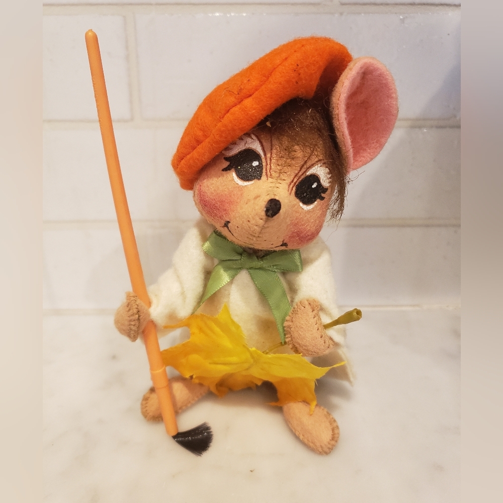 Annalee Handmade "Leaf Painter" Mouse Doll